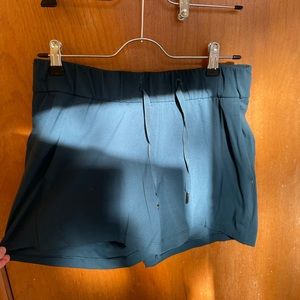Lululemon on the fly size 6 teal shorts